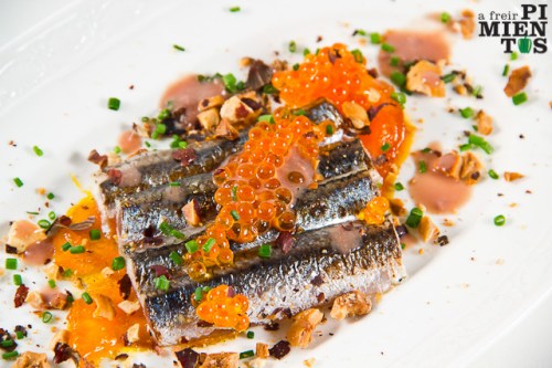 Boquerónes, huevo, anchoa, huevas y avellanas