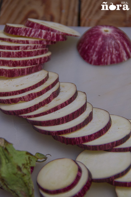 Pollo a la cerveza con samfaina y chips de berenjena-2